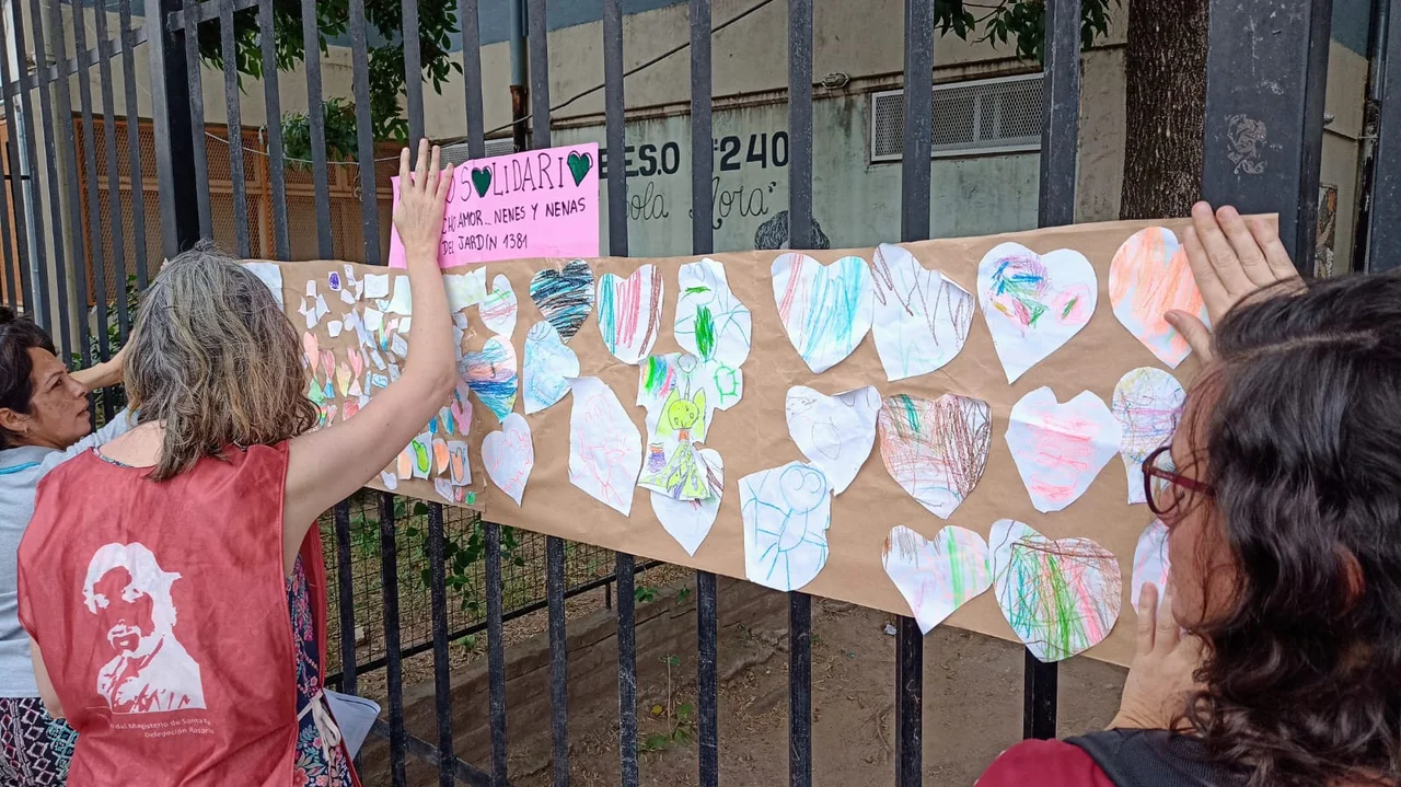 Abrazo popular a la escuela que no abre desde que mataron a dos de sus alumnos