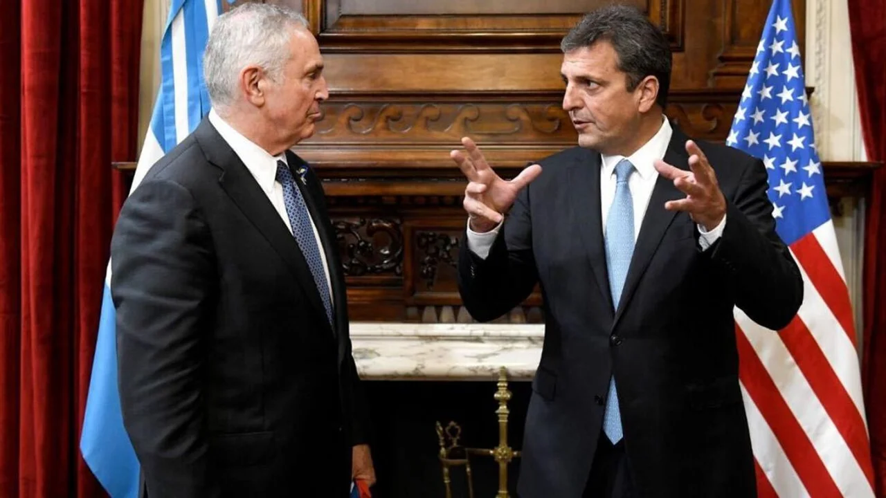 Massa firma intercambio de información con EE.UU. para detectar evasores