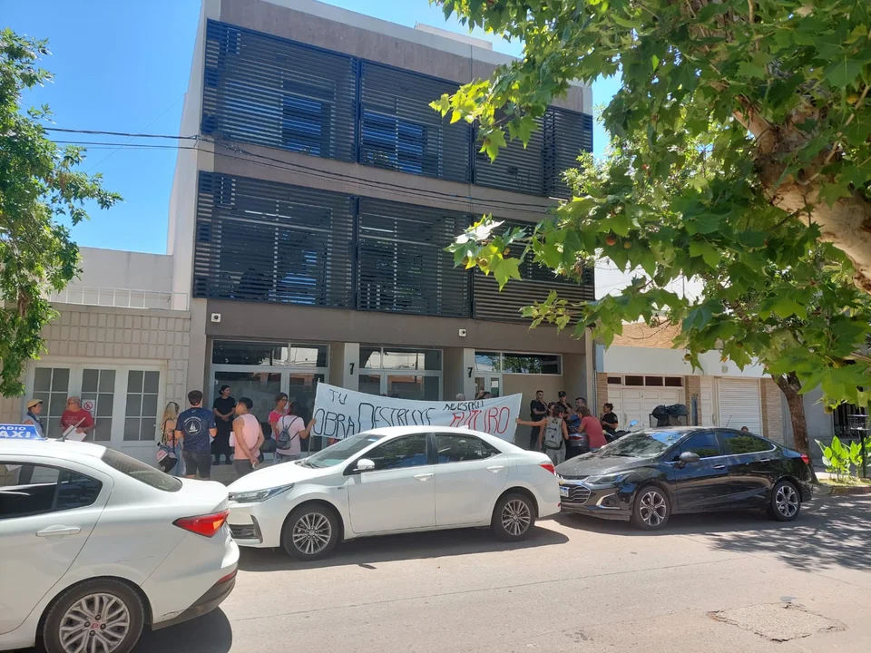 24 horas para abandonar el acampe en el Parque Sarmiento