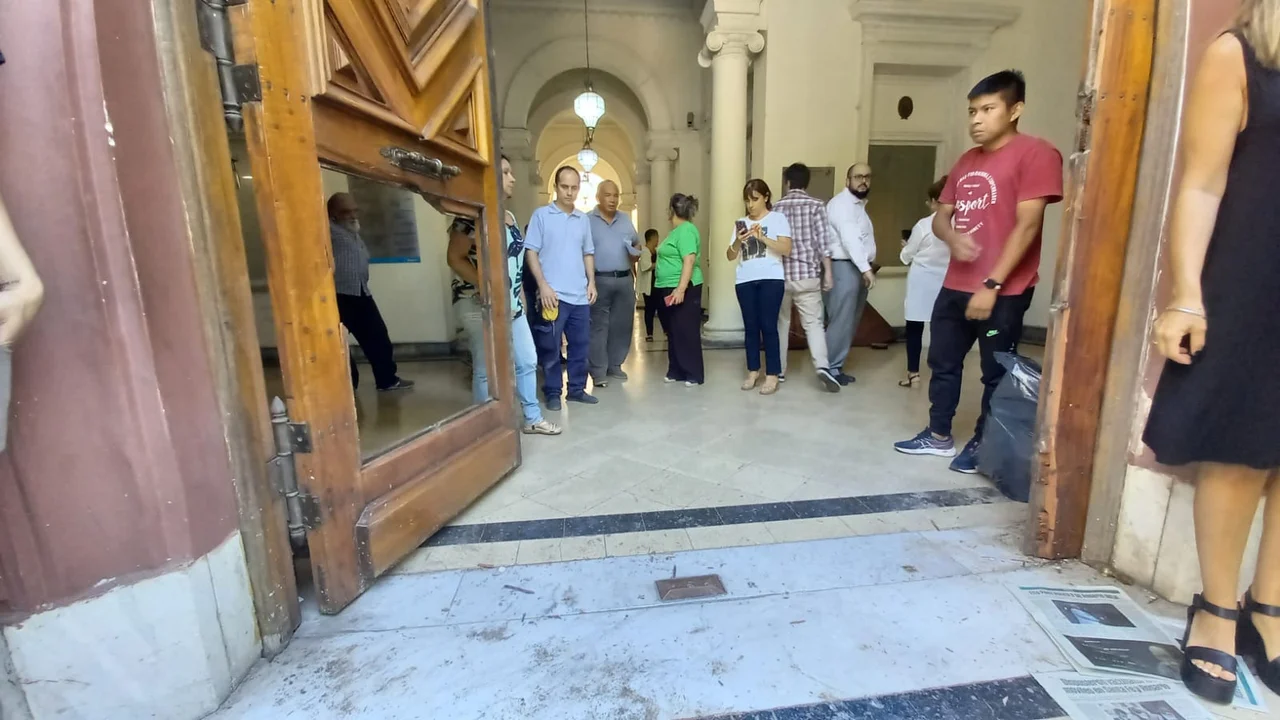 Portuarios irrumpieron en Concejo y Municipalidad, y van por Perotti