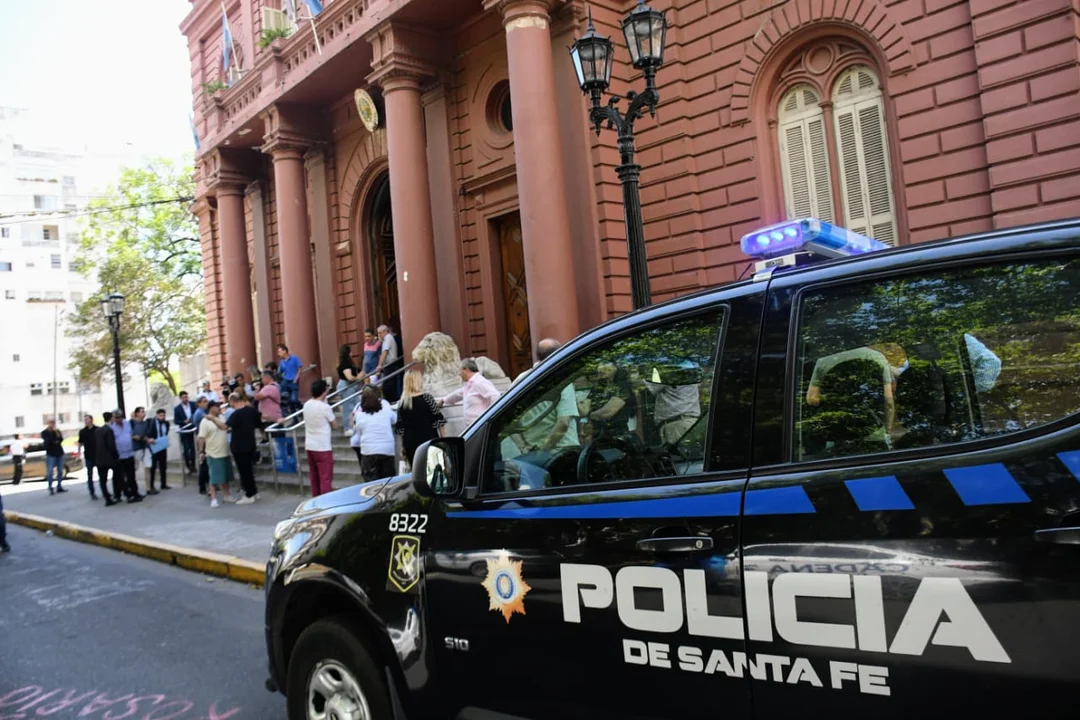 Portuarios irrumpieron en Concejo y Municipalidad, y van por Perotti