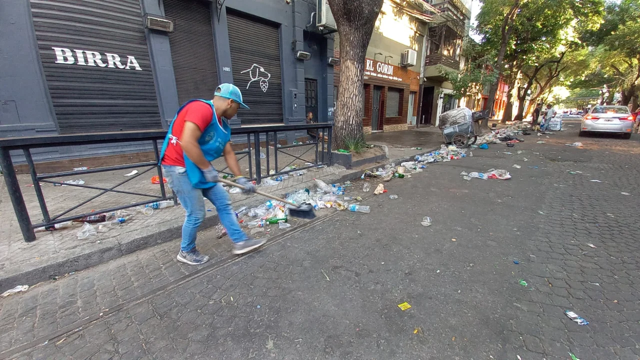 Post festejo: cartoneros barren Pichincha como si fueran municipales