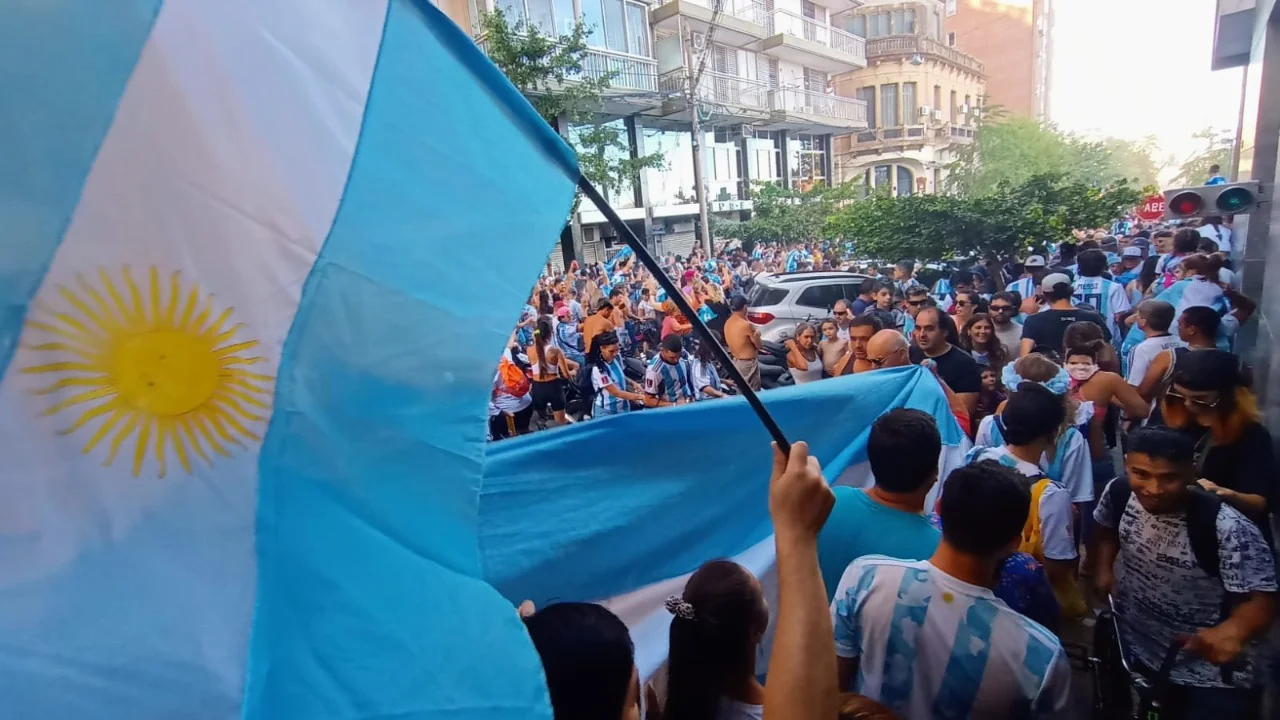 Por qué Rosario quedó sin colectivos con 80 mil personas en el Monumento