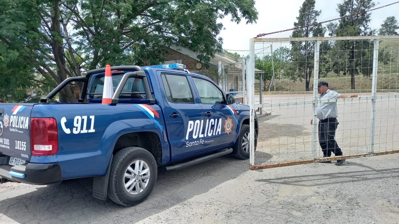 La policía ingresa al relleno sanitario. No es la primera vez que aparecen restos humanos allí.