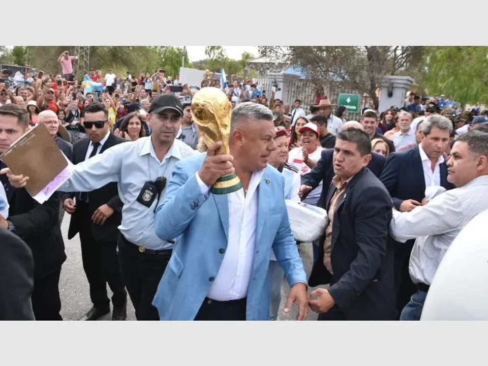 El "Chiqui" Tapia llevó la Copa del Mundo a la Difunta Correa