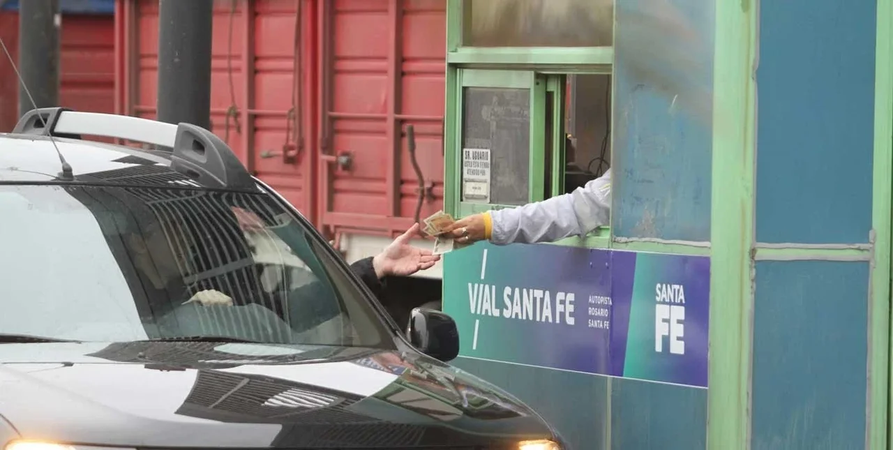 Por la inseguridad, algunas cabinas de la autopista a Santa Fe no cobran peaje de noche