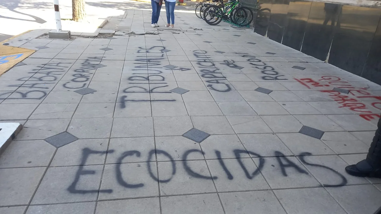 Con las filmaciones se van a identificar a los que pintaron la muni