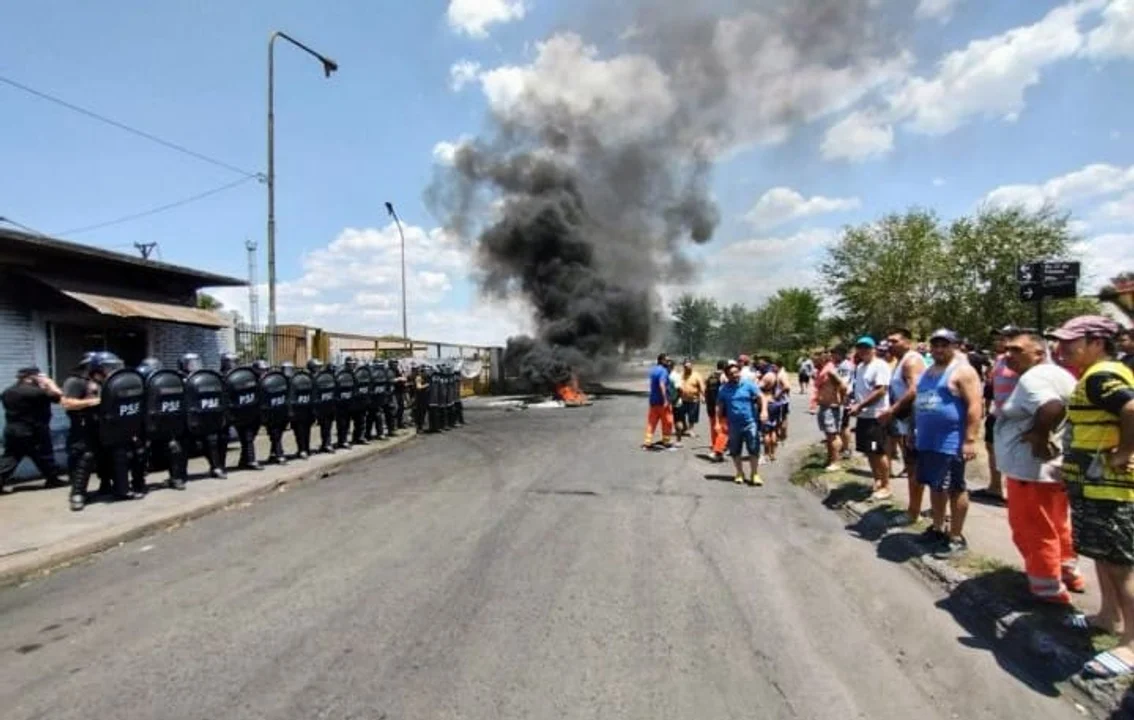 La policía reprimió con gases a portuarios con sus familias y hay detenidos