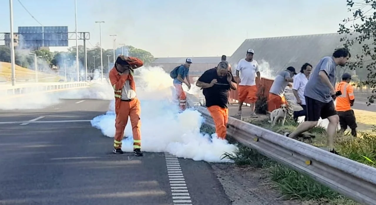 Balas de goma y gases, las imágenes del desalojo en Circunvalación