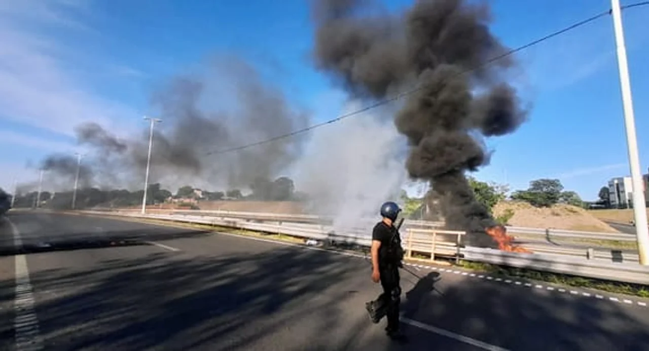 Balas de goma y gases, las imágenes del desalojo en Circunvalación