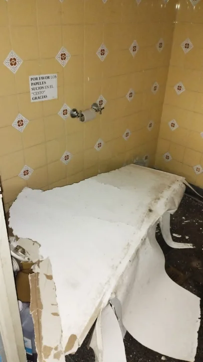 En el Centro de Salud nº11 se cayó el techo del baño