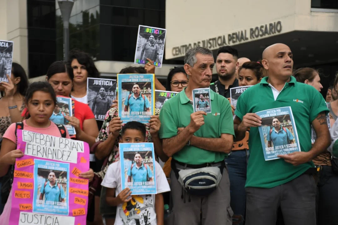 Masivo reclamo de empleados de La Reina por su compañero asesinado