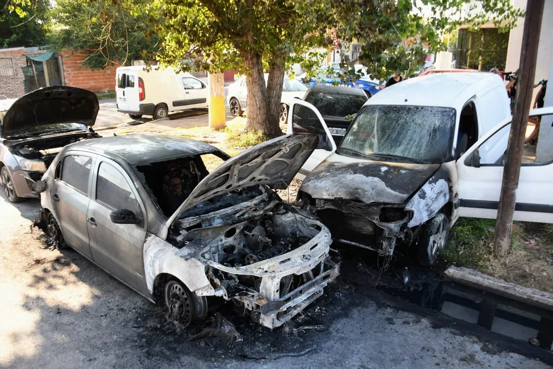 Dos imputados por el ataque con molotov a vehículos frente a una comisaría