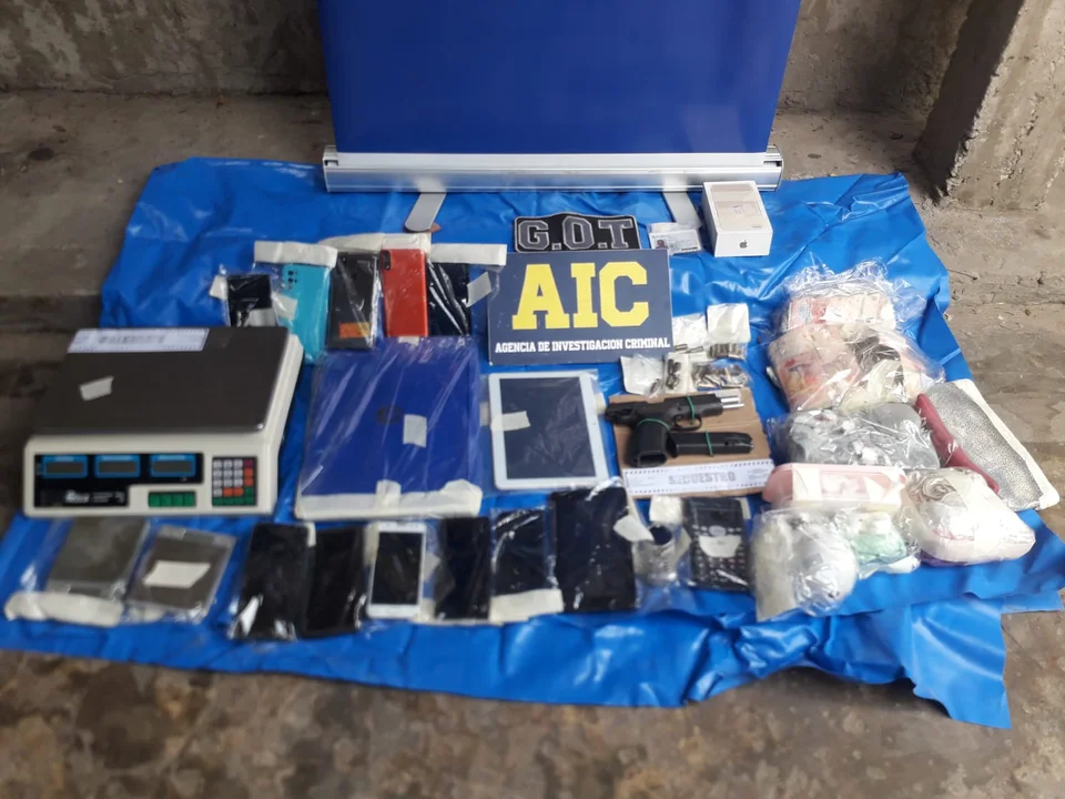 Detienen a dos personas con drogas y armas en un allanamiento