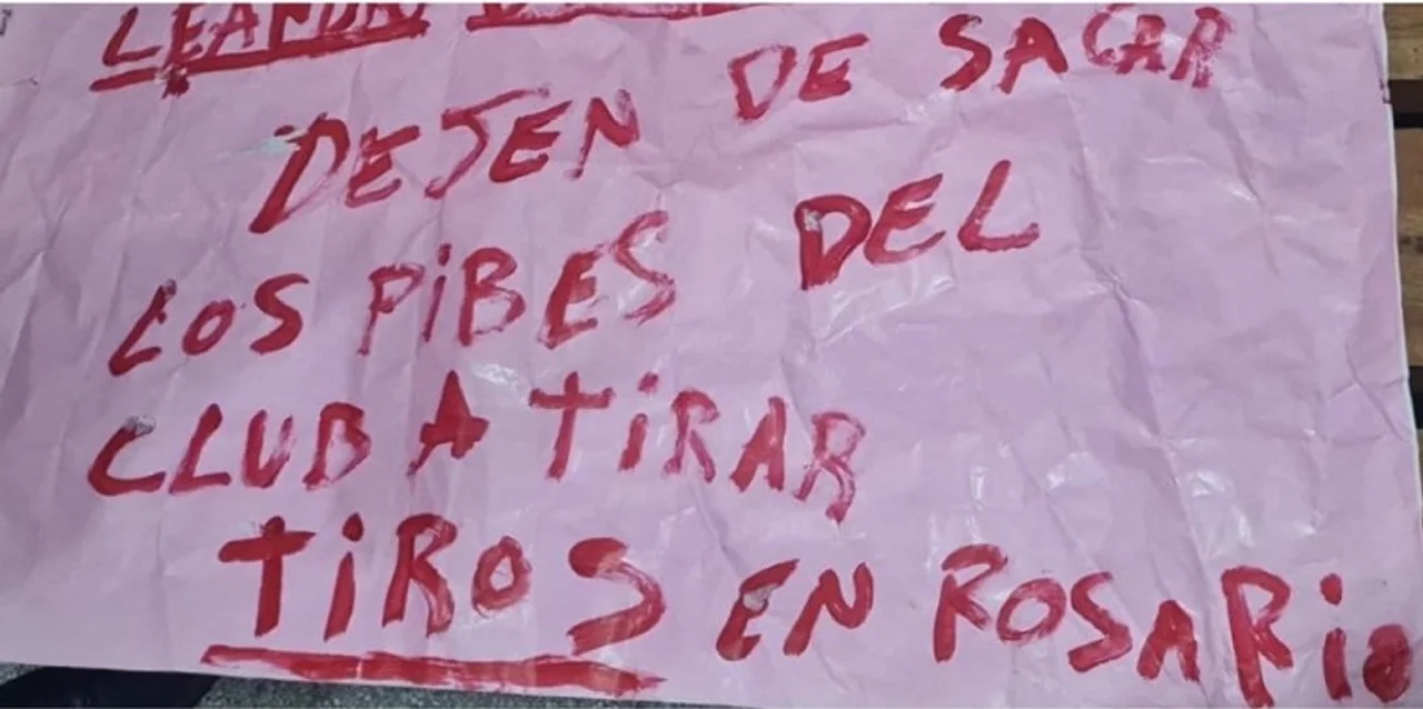 Hubo dos mensajes crípticos para delincuentes en prisión, relacionados al mundo barrabrava, uno frente a la comisaría 26ª, otro frente a la sede de Newell's. (foto Cadena 3)