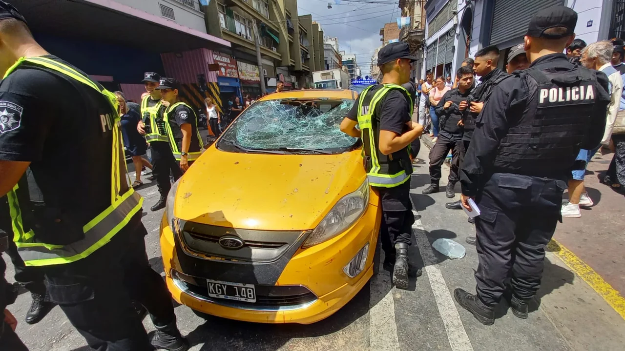 El automóvil con el parabrisas destrozado por la furia de los manifestantes.