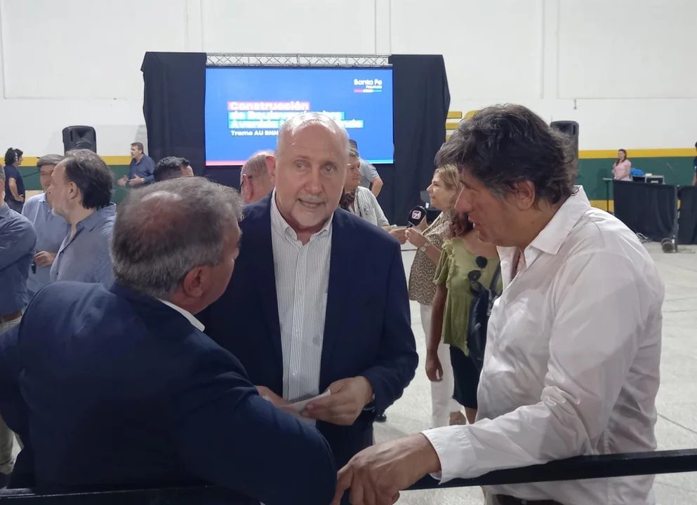 Perotti estuvo en Funes, junto al intendente Roly Santacroce. (RosarioPlus)