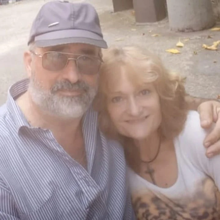 Oscar y Sandra, la últimas familia que queda en el predio que reclama la Fundación Honorio Bigand.