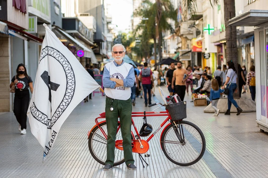 Perman se hizo conocido como un personaje urbano, y desde allí accedió al parlamento municipal.