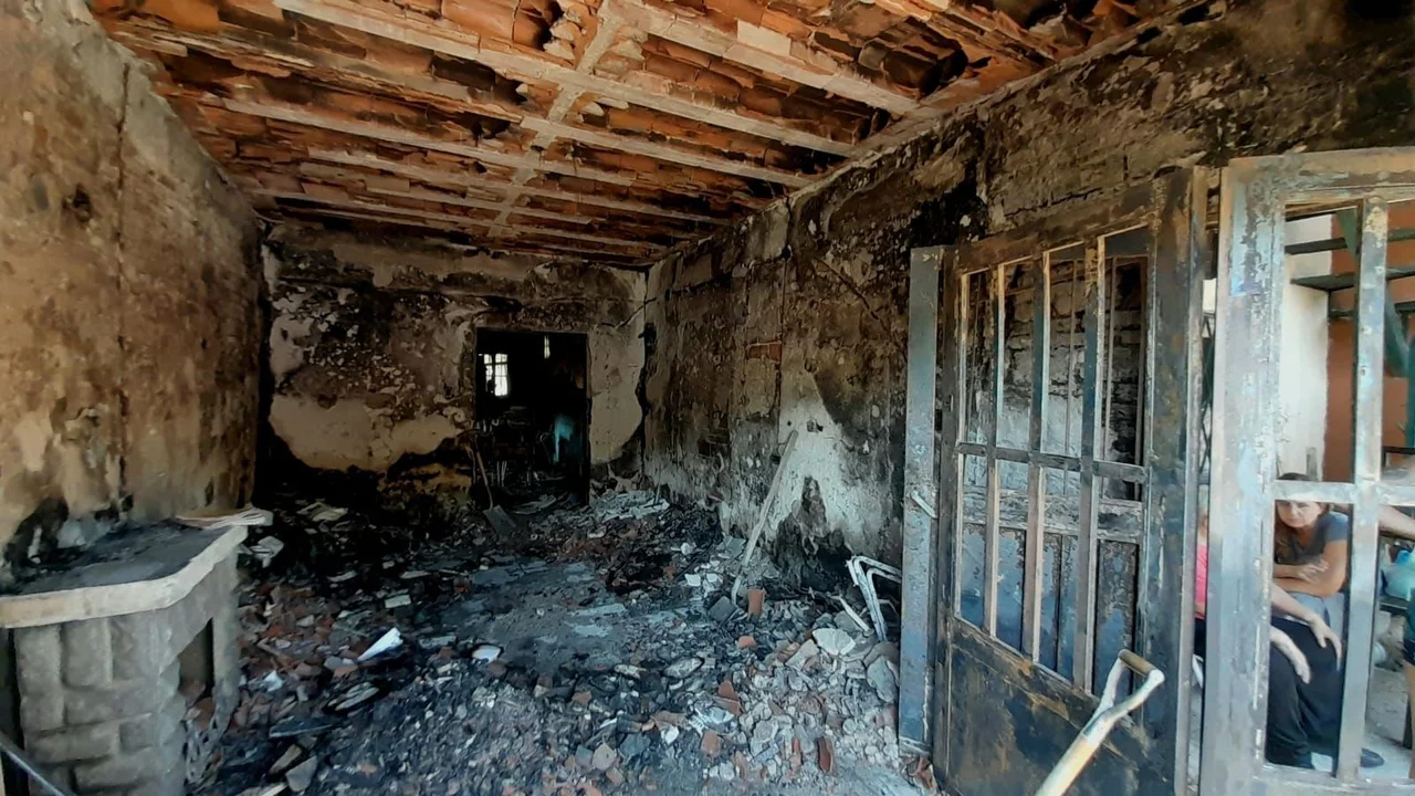 Quemaron la casa de una jubilada, que se salvó gracias a los vecinos