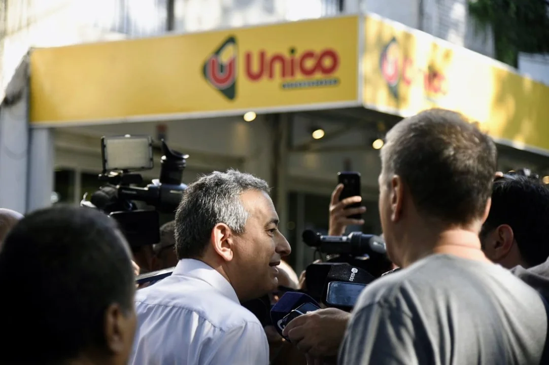 El intendente llegó a la escena del atentado, en el supermercado de la familia Roccuzzo. (RosarioPlus)