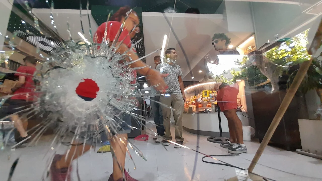 El ataque al supermercado en Lavalle al 2500. (RosarioPlus)