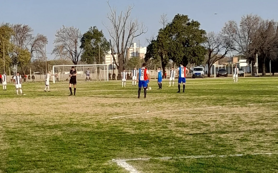 Unión y Aprendices juegan un partido decisivo el Parque Casado. Será uno de los adelantos del viernes por la noche.