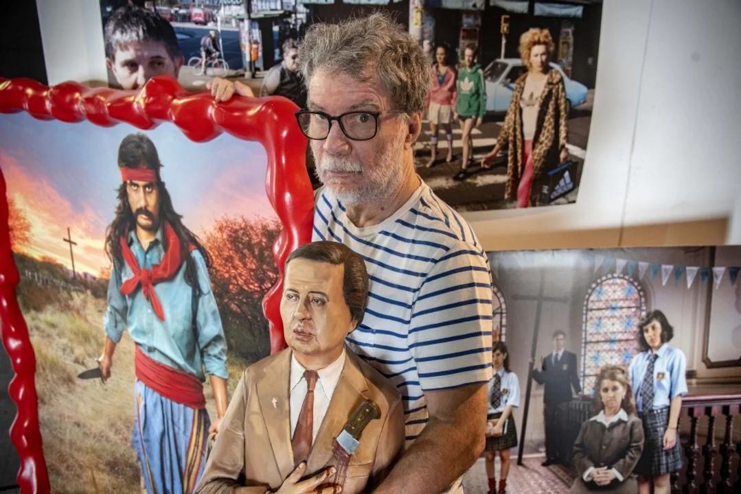 El excéntrico Marcos López muestra su obra retrospectiva, con epicentro en una canoa