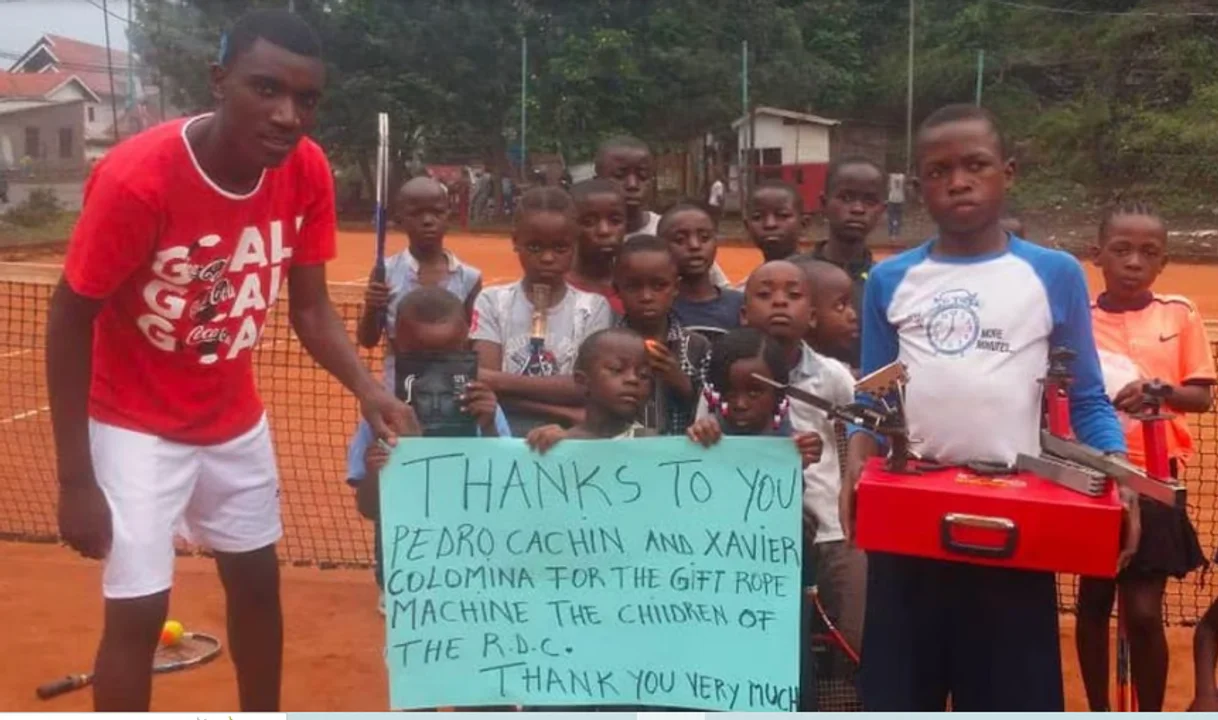 Pedro Cachín y su incasable lucha: le envió sus raquetas a un profesor de Uganda
