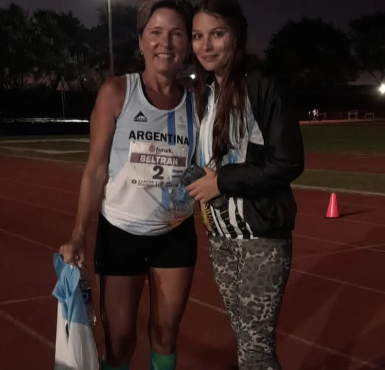 Celina junto a su hija Josefina, su asistente personal en cada carrera.