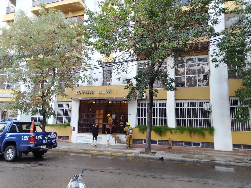 Incendio en un edificio céntrico: evacuación total, pero sin heridos