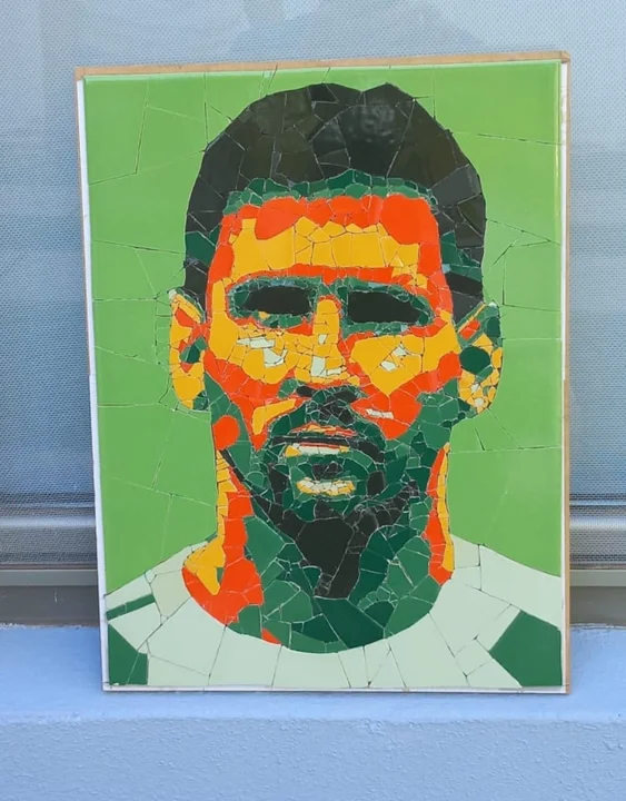 Una artista rosarina pide ayuda para recuperar un retrato de Messi robado