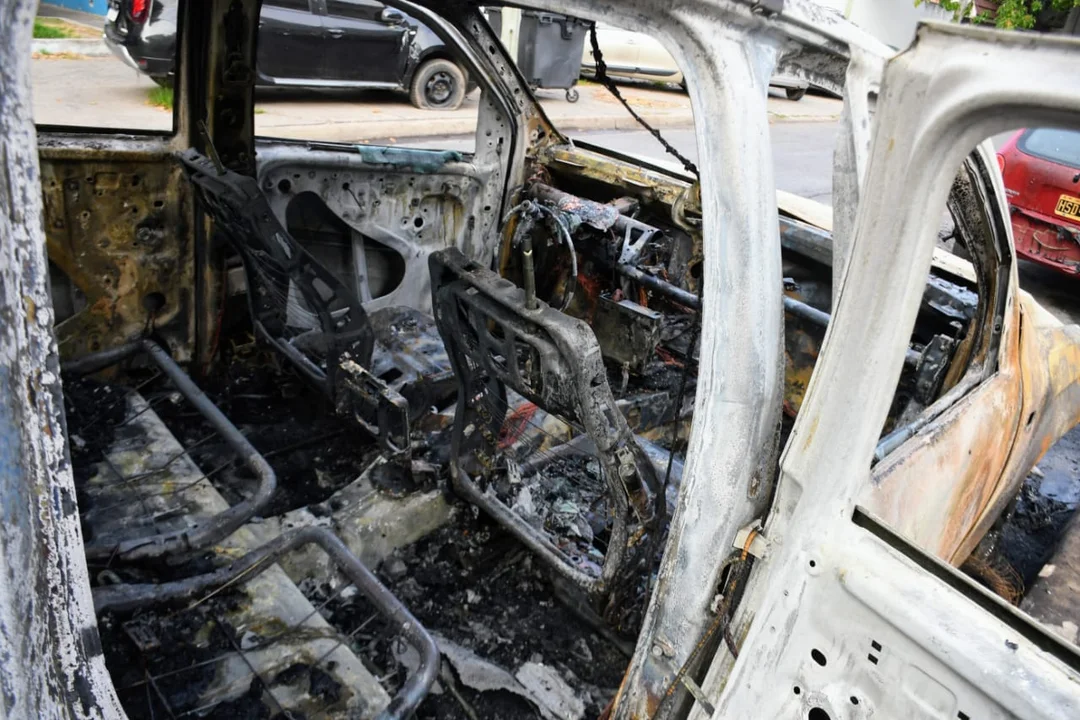Incendiaron una camioneta de la Policía frente a la Comisaría 15ª