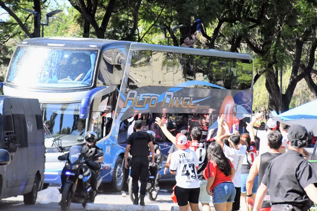 Un grupo de hinchas de Newell's apedreó el colectivo del plantel canalla 