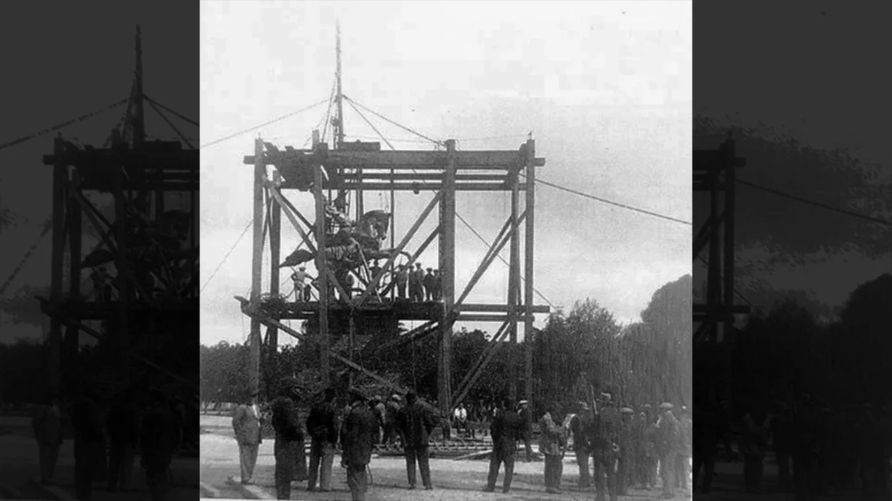 El monumento a Belgrano y su gemelo en Italia