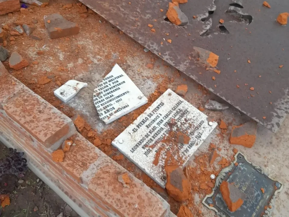 Vandalismo en Fuentes: destruyeron un monumento