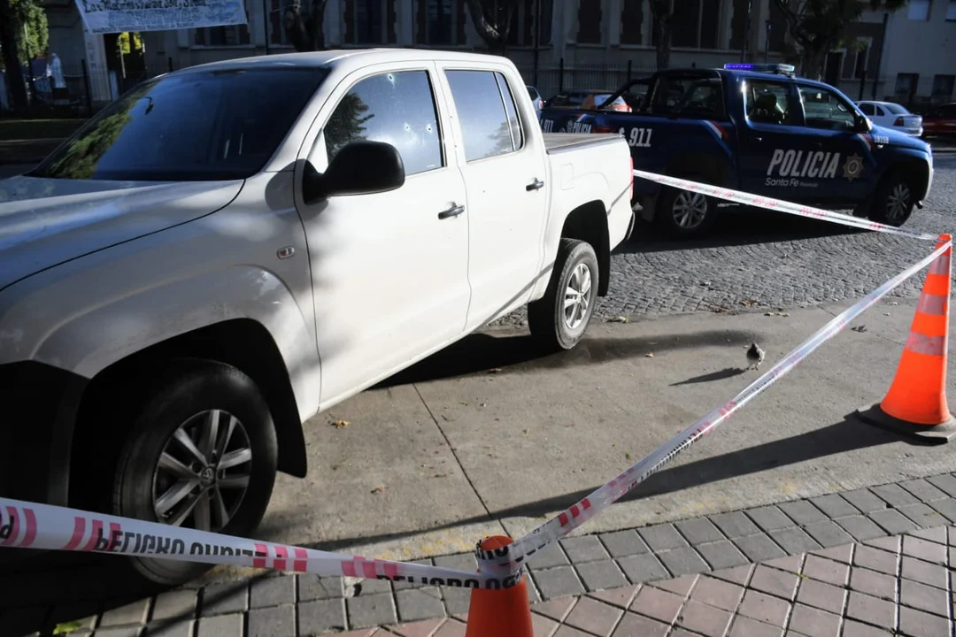 La camioneta atacada a balazos frente a la escuela.