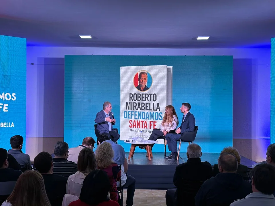 Mirabella presentó su libro "Defendamos Santa Fe" en la ciudad
