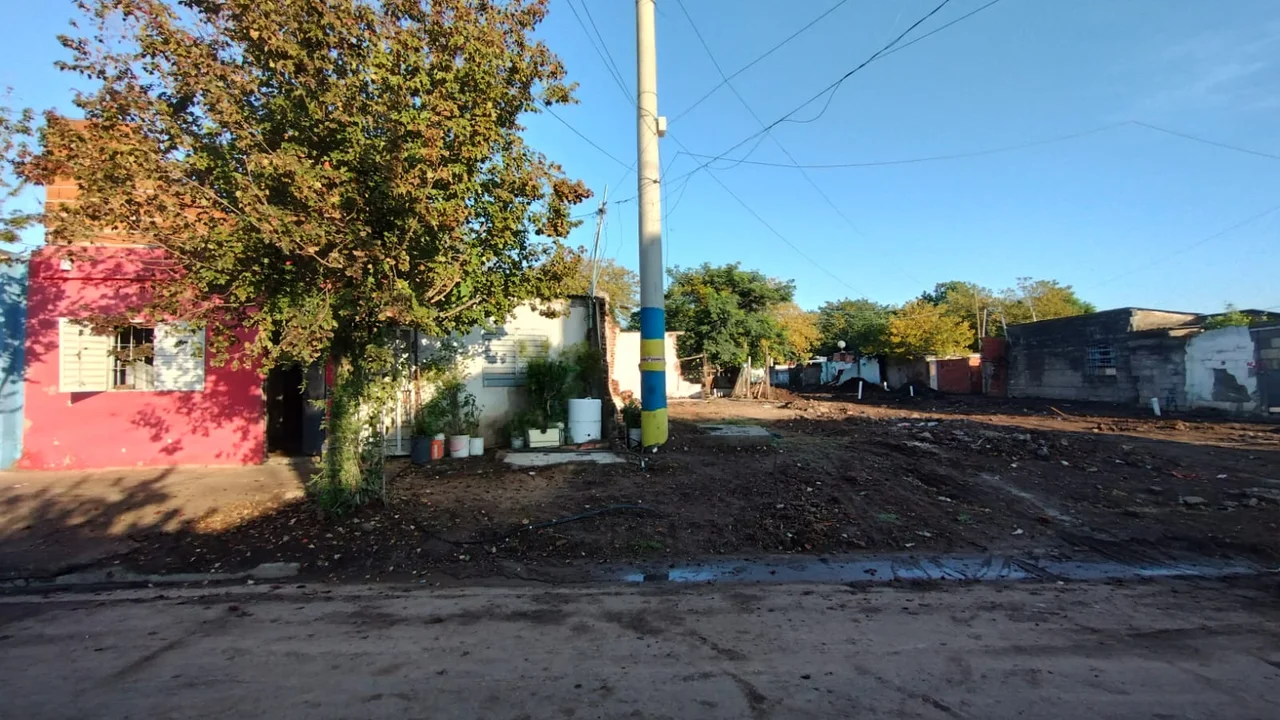 La casa rosa fue el blanco de los disparos. Pero las balas entraron en la de al lado, la de don Benítez. (RosarioPlus)