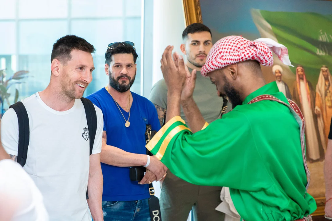 En medio de la mala onda francesa, Messi viajó a Arabia y no se lo perdonan