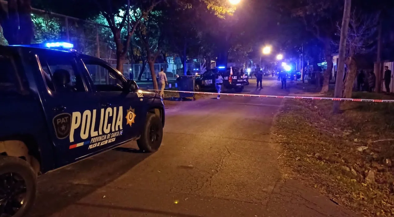 Investigadores y la policía en pleno trabajo de levantamiento de pruebas (Rosarioplus)