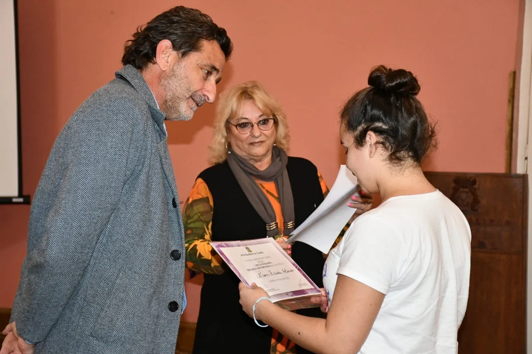 Más de 90 alumnas y alumnos recibieron su beca municipal