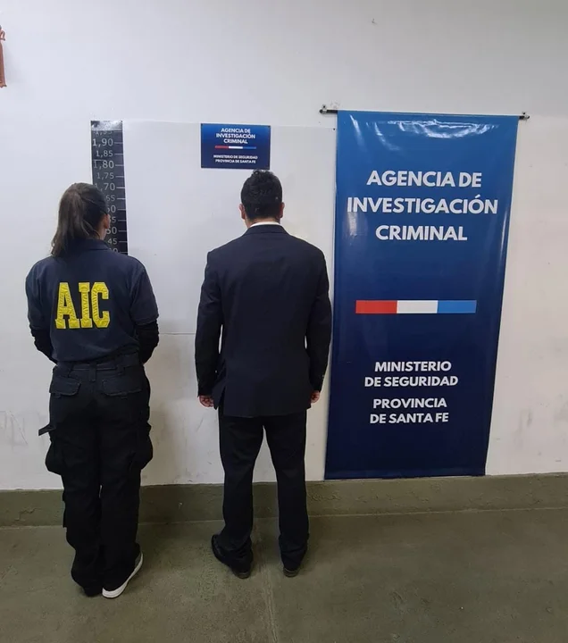 El falso contador bancario, en la sede de la AIC.