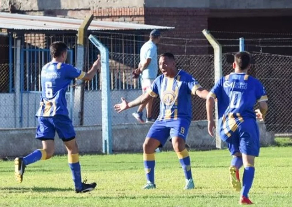 Peralta gritando un gol en el Cemento junto a Maxi Morales y Nico Morán.