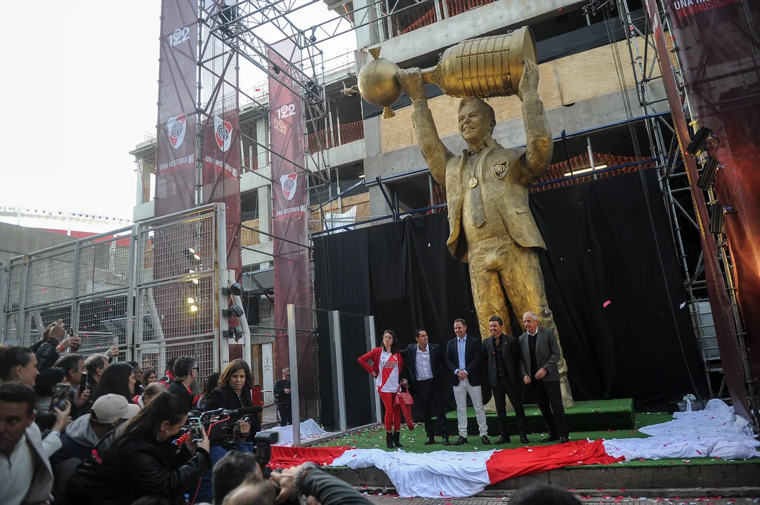 La escultora de la estatua de Gallardo habló tras los memes: "Me pidieron que exagere"