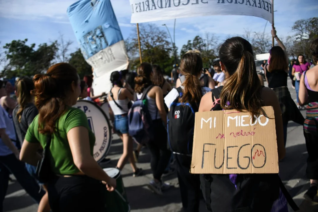 Una multitud marchó sobre la costa rosarina para pedir Ni Una Menos