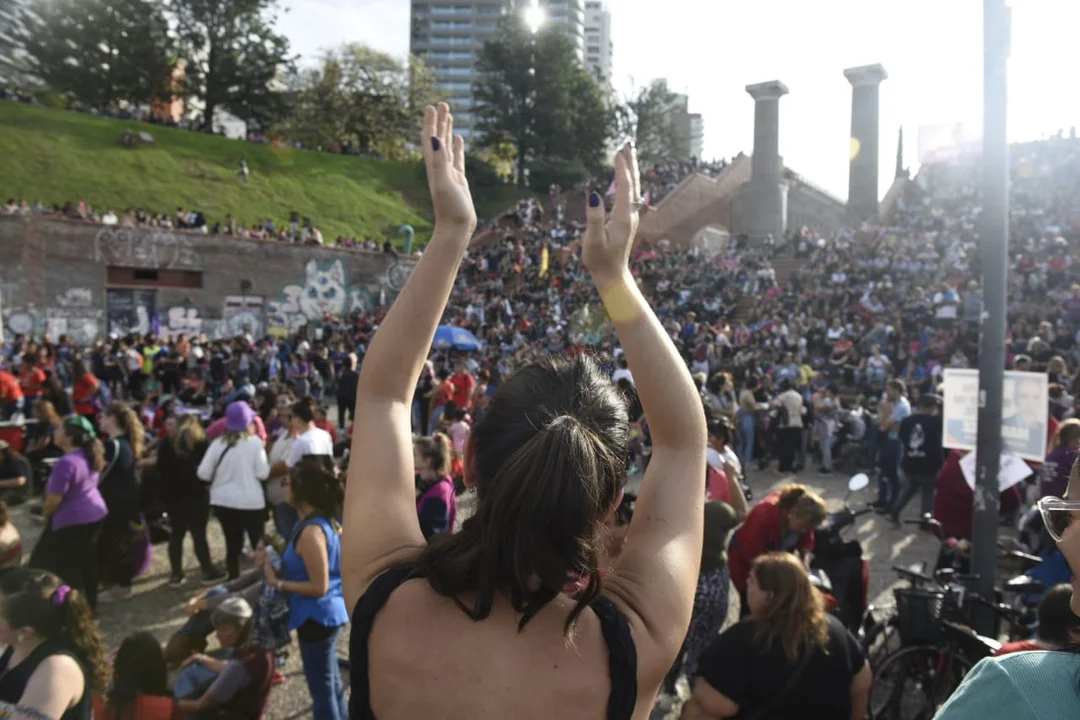 Una multitud marchó sobre la costa rosarina para pedir Ni Una Menos