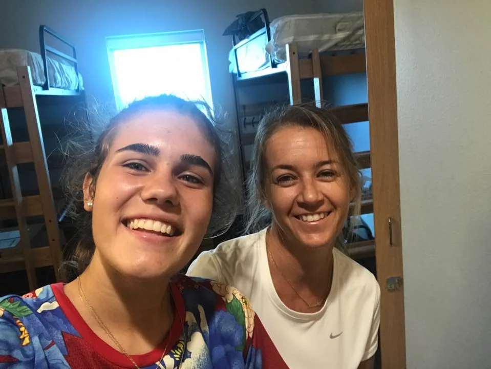 Vicky, junto a su madre, Laura Pierabella.