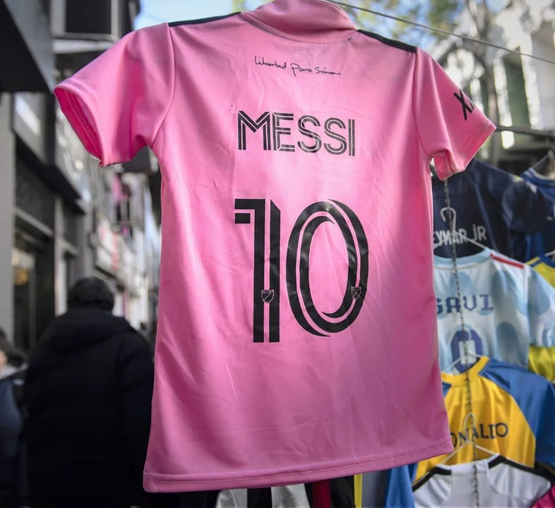 La camiseta del Inter de Messi ya se vende en las calles rosarinas