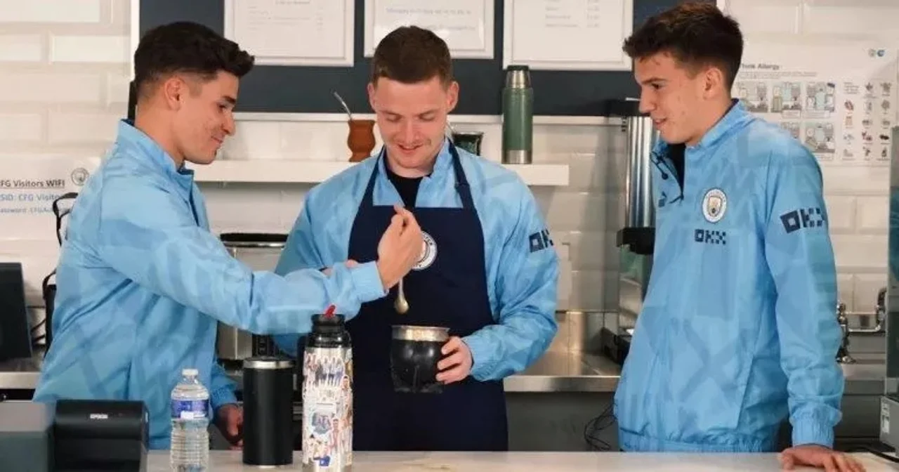 Julián Álvarez y Maxi Perrone hicieron escuela con el mate en Manchester City